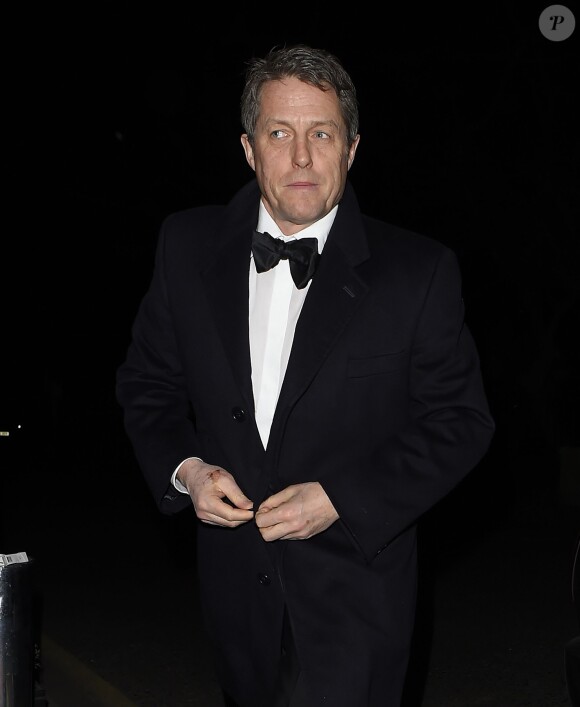 Hugh Grant, une blessure à la main droite, arrive au Savoy Hotel pour assister à la soirée "British Heart Foundation Roll out the Red Ball" à Londres. Le 11 février 2016