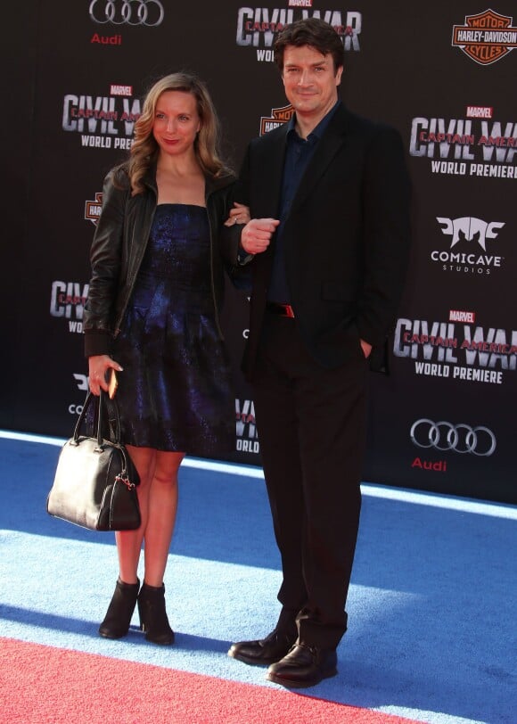 Nathan Fillion et sa femme à la première mondiale de "Captain America : Civil War" au Théâtre Dolby de Los Angeles le 12 avril 2016. © Sammi/AdMedia via ZUMA Wire / Bestimage