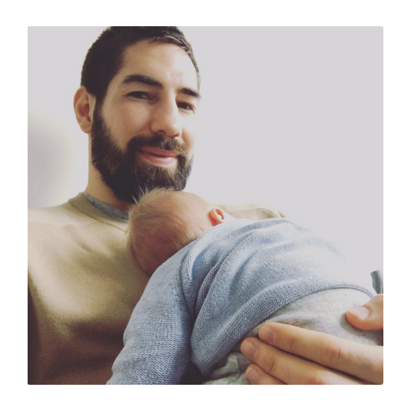 Nikola Karabatic avec son fils Alek, né le 7 avril 2016 de son amour avec sa compagne Géraldine Pillet. Photo issue du compte Twitter de Nikola Karabatic.