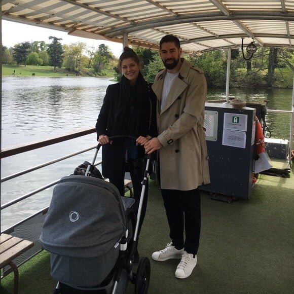 Nikola Karabatic avec sa compagne Géraldine Pillet et leur fils Alek le 17 avril 2016 au Chalet des Îles, dix jours après la naissance du bébé. Photo issue du compte Twitter de Nikola Karabatic.