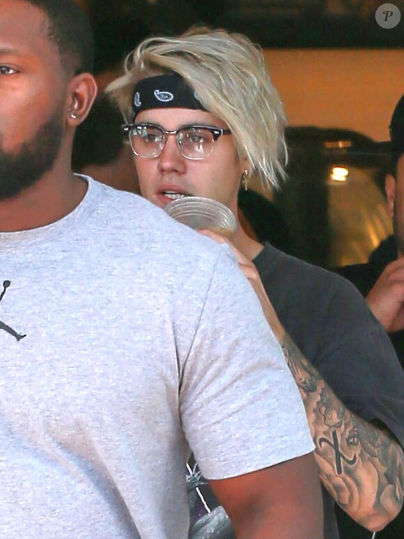 Justin Bieber à la sortie d'un magasin Starbucks à Los Angeles le 22 mars 2016
