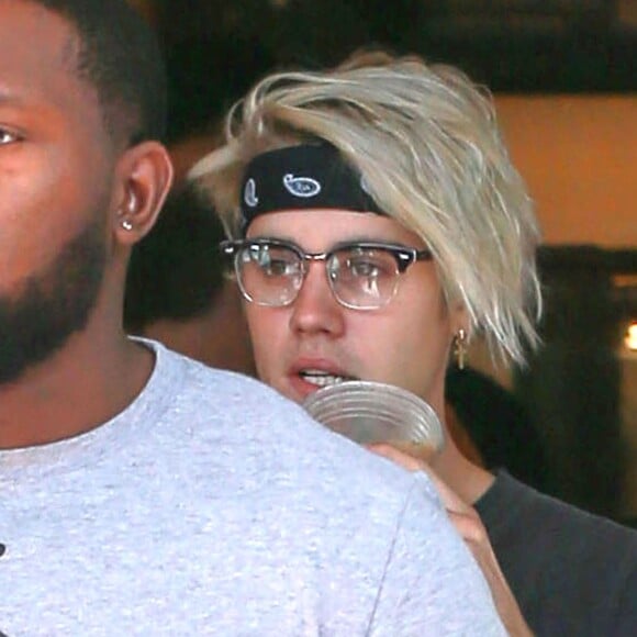 Justin Bieber à la sortie d'un magasin Starbucks à Los Angeles le 22 mars 2016