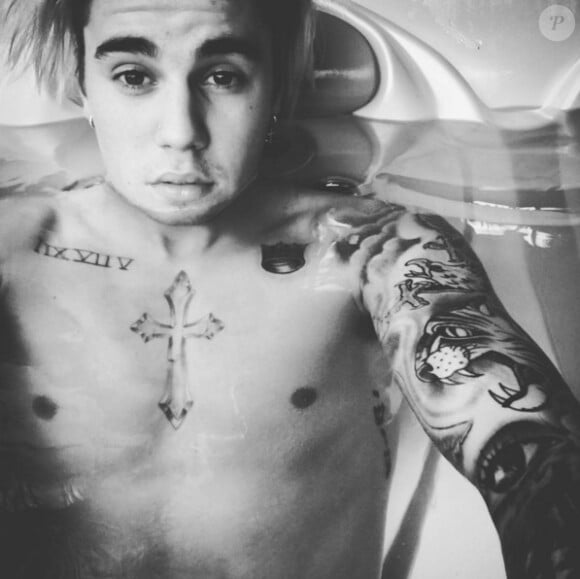Justin Bieber se dévoile torse nu sur Instagram.