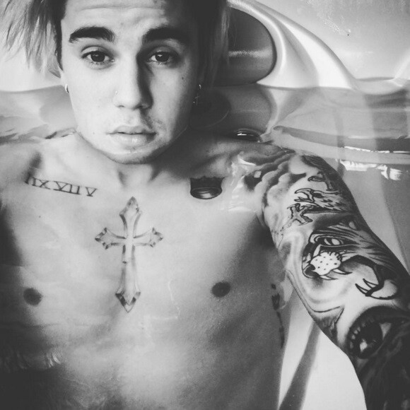 Justin Bieber se dévoile torse nu sur Instagram.