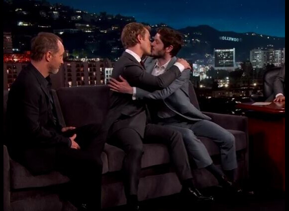 Iwan Rheon et Alfie Allen échangent un baiser sur le plateau de Jimmy Kimmel. Avril 2016