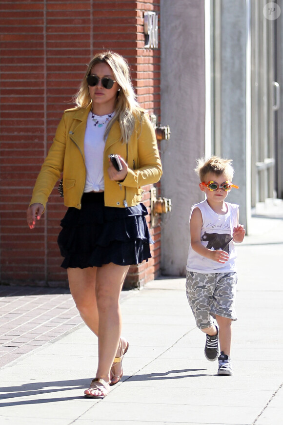 Hilary Duff se promène avec son fils Luca dans les rues de Beverly Hills, le 21 avril 2016