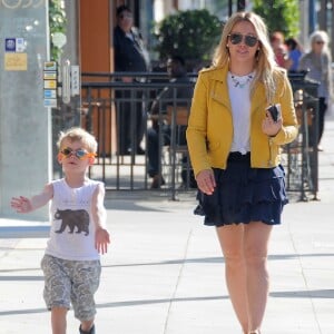 Hilary Duff se promène avec son fils Luca dans les rues de Beverly Hills, le 21 avril 2016