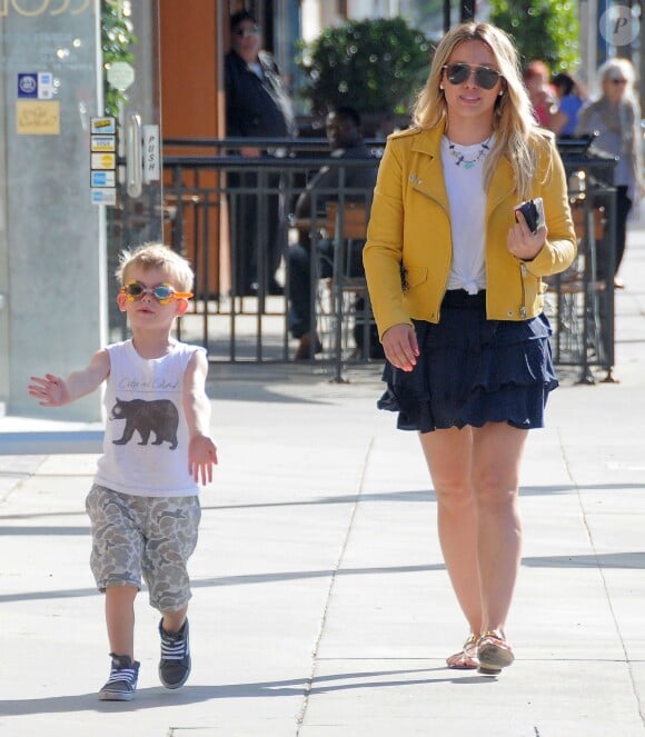 Hilary Duff se promène avec son fils Luca dans les rues de Beverly Hills, le 21 avril 2016