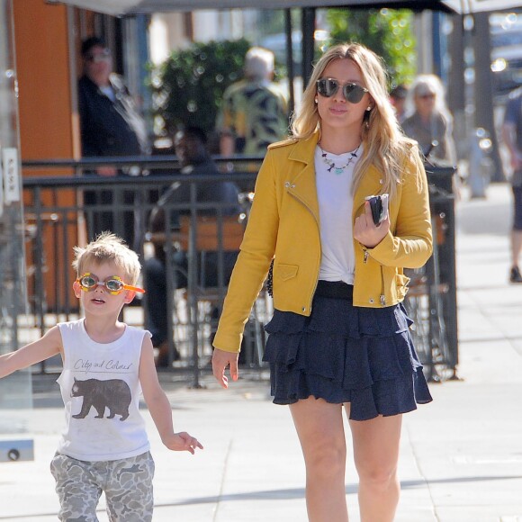 Hilary Duff se promène avec son fils Luca dans les rues de Beverly Hills, le 21 avril 2016