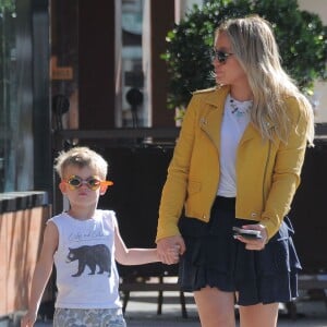 Hilary Duff se promène avec son fils Luca dans les rues de Beverly Hills, le 21 avril 2016