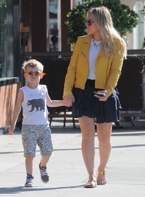 Hilary Duff se promène avec son fils Luca dans les rues de Beverly Hills, le 21 avril 2016