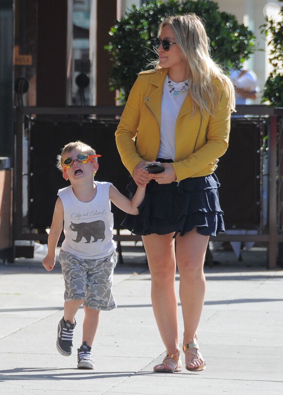 Hilary Duff se promène avec son fils Luca dans les rues de Beverly Hills, le 21 avril 2016