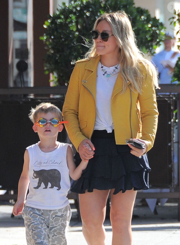 Hilary Duff se promène avec son fils Luca dans les rues de Beverly Hills, le 21 avril 2016