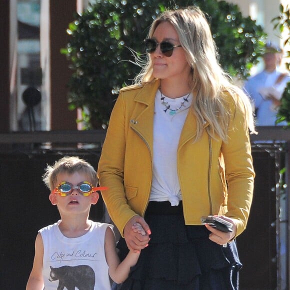 Hilary Duff se promène avec son fils Luca dans les rues de Beverly Hills, le 21 avril 2016