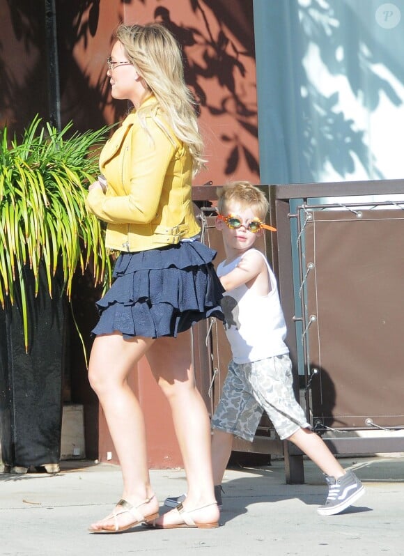 Hilary Duff se promène avec son fils Luca dans les rues de Beverly Hills, le 21 avril 2016