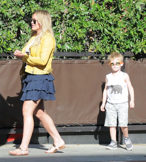 Hilary Duff se promène avec son fils Luca dans les rues de Beverly Hills, le 21 avril 2016