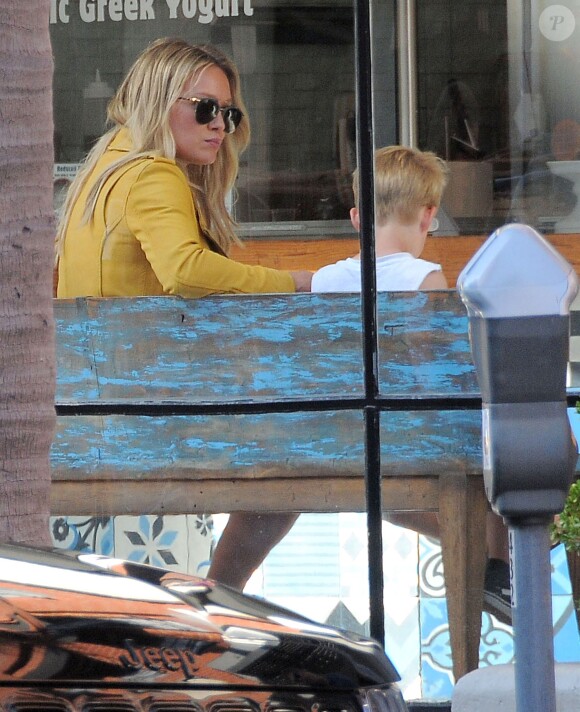 Hilary Duff se promène avec son fils Luca dans les rues de Beverly Hills, le 21 avril 2016