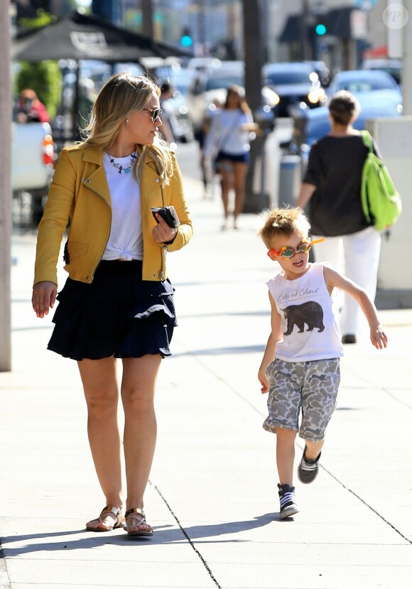 Hilary Duff se promène avec son fils Luca dans les rues de Beverly Hills, le 21 avril 2016