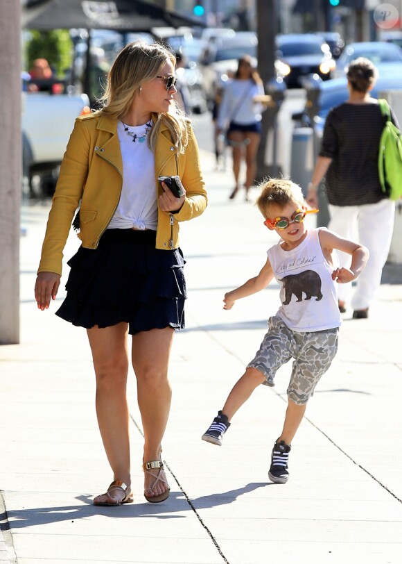 Hilary Duff se promène avec son fils Luca dans les rues de Beverly Hills, le 21 avril 2016