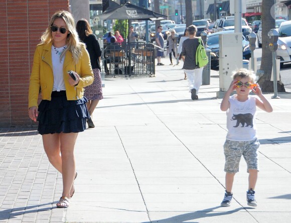 Hilary Duff se promène avec son fils Luca dans les rues de Beverly Hills, le 21 avril 2016
