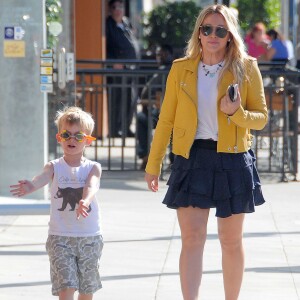 Hilary Duff se promène avec son fils Luca dans les rues de Beverly Hills, le 21 avril 2016