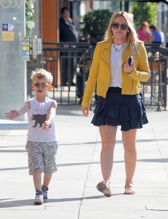 Hilary Duff se promène avec son fils Luca dans les rues de Beverly Hills, le 21 avril 2016