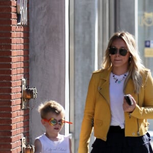 Hilary Duff se promène avec son fils Luca dans les rues de Beverly Hills, le 21 avril 2016