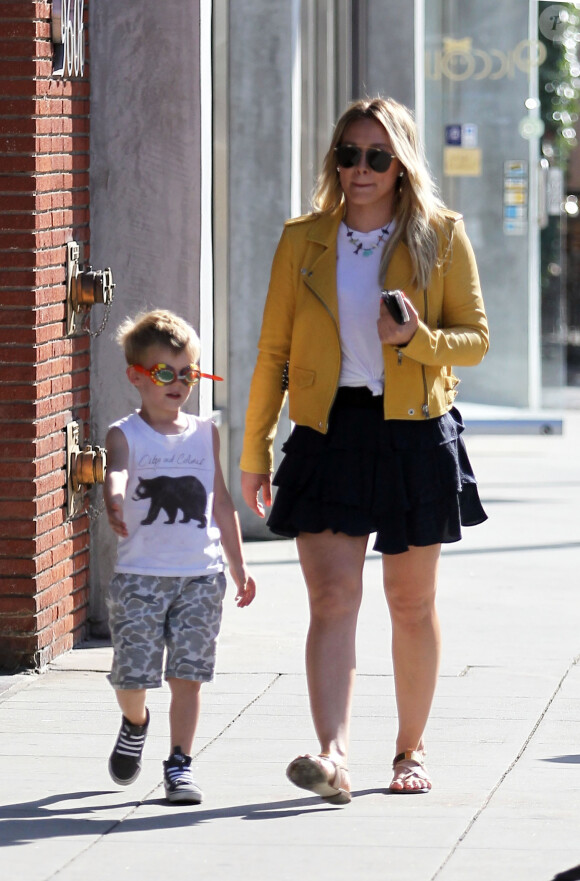 Hilary Duff se promène avec son fils Luca dans les rues de Beverly Hills, le 21 avril 2016
