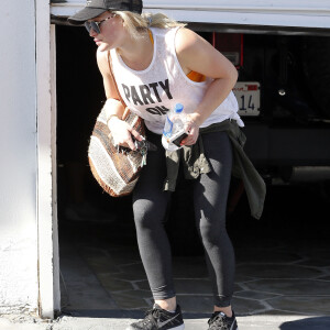 Hilary Duff, sans maquillage, sort d'un garage pour se rendre à son cours de gym à West Hollywood, le 20 avril 2016.