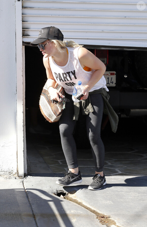 Hilary Duff, sans maquillage, sort d'un garage pour se rendre à son cours de gym à West Hollywood, le 20 avril 2016.