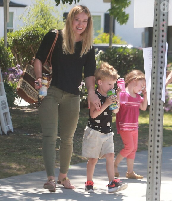 Hilary Duff s'amuse avec son fils Luca dans un parc à Studio City, le 20 avril 2016