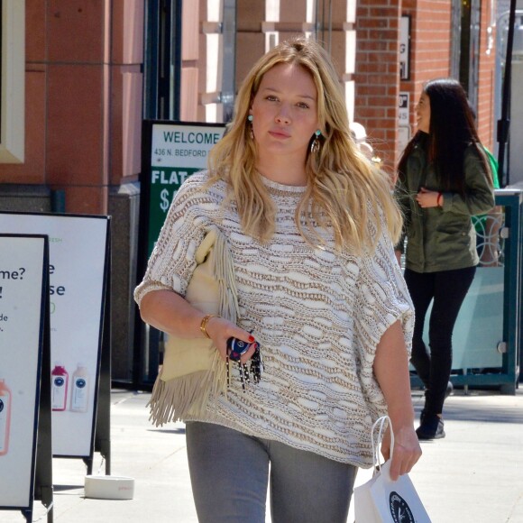 Hilary Duff fait un stop pour acheter des jus de fruits à Los Angeles le 16 Avril 2016.