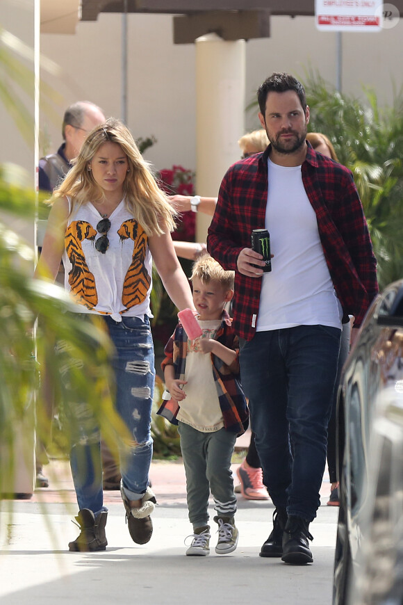 Exclusif - Hilary Duff se balade avec son ex-mari Mike Comrie et leur fils Luca à Malibu le 2 avril 2016. Quelques jours avant, le 29 mars 2016, elle sortait au restaurant avec son entraineur personnel Jason Walsh.