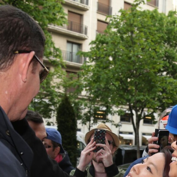 Mariah Carey et son fiancé James Packer rentrent à l'hôtel Plaza Athénée à Paris, le 22 avril 2016.