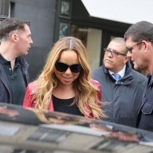 Mariah Carey et son fiancé James Packer quittent le magasin Tom Ford, rue Saint-Honoré, et rentrent à l'hôtel Plaza Athénée. Paris, le 22 avril 2016.