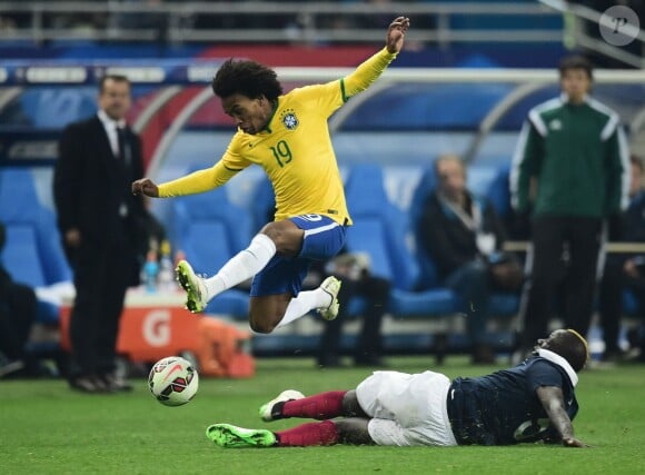Mamadou Sakho et Willian lors du match France - Brésil. Le 26 mars 2015.