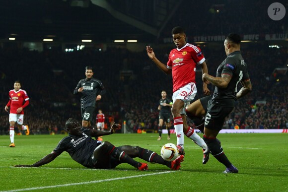 Mamadou Sakho, Marcus Rashford et Nathaniel Clyne lors du match Manchester United - Liverpool. Le 17 mars 2016.