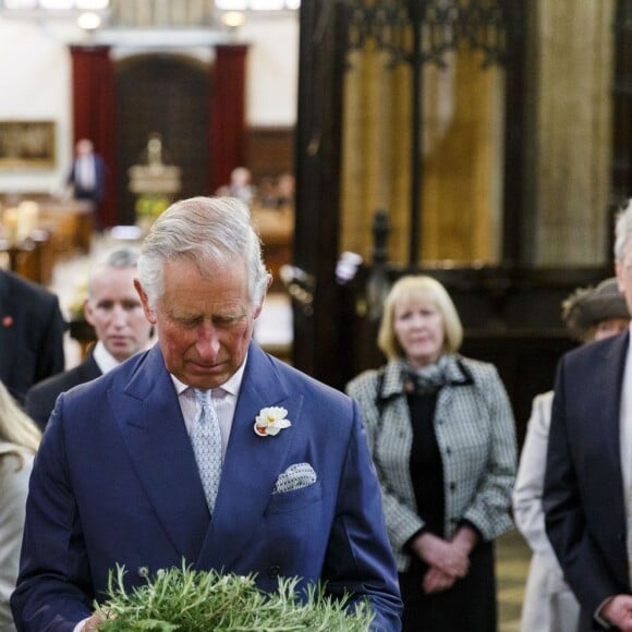 Le prince Charles a déposé une couronne sur la tombe de William Shakespeare en l'église de la Sainte Trinité à l'occasion du 400e anniversaire de sa mort à Stratford-upon-Avon le 23 avril 2016.