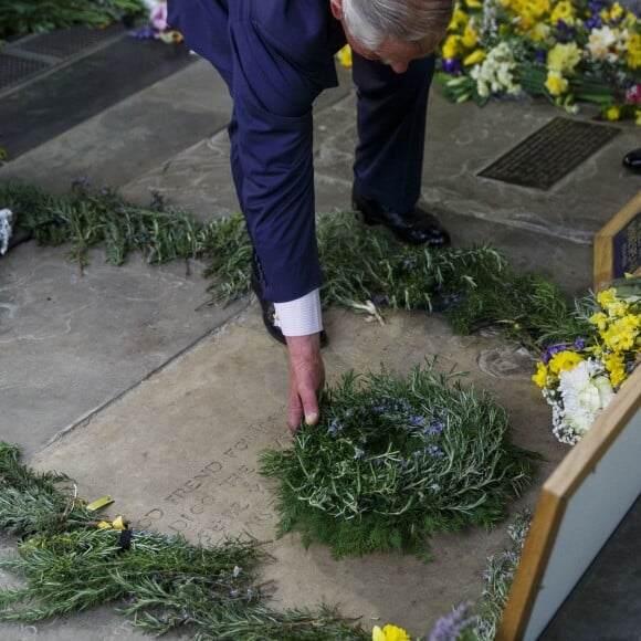 Le prince Charles a déposé une couronne sur la tombe de William Shakespeare en l'église de la Sainte Trinité à l'occasion du 400e anniversaire de sa mort à Stratford-upon-Avon le 23 avril 2016.