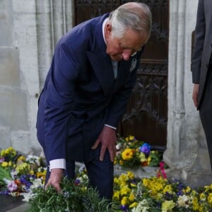 Le prince Charles a déposé une couronne sur la tombe de William Shakespeare en l'église de la Sainte Trinité à l'occasion du 400e anniversaire de sa mort à Stratford-upon-Avon le 23 avril 2016.