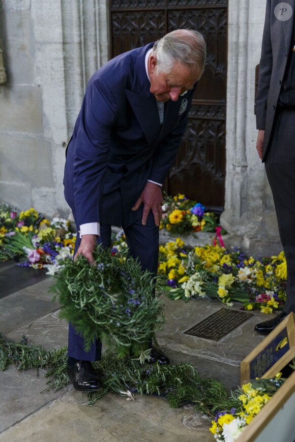 Le prince Charles a déposé une couronne sur la tombe de William Shakespeare en l'église de la Sainte Trinité à l'occasion du 400e anniversaire de sa mort à Stratford-upon-Avon le 23 avril 2016.