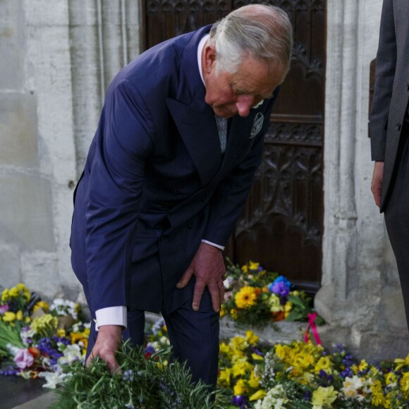 Le prince Charles a déposé une couronne sur la tombe de William Shakespeare en l'église de la Sainte Trinité à l'occasion du 400e anniversaire de sa mort à Stratford-upon-Avon le 23 avril 2016.