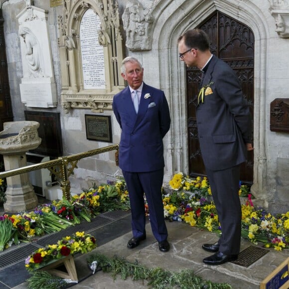 Le prince Charles a déposé une couronne sur la tombe de William Shakespeare en l'église de la Sainte Trinité à l'occasion du 400e anniversaire de sa mort à Stratford-upon-Avon le 23 avril 2016.