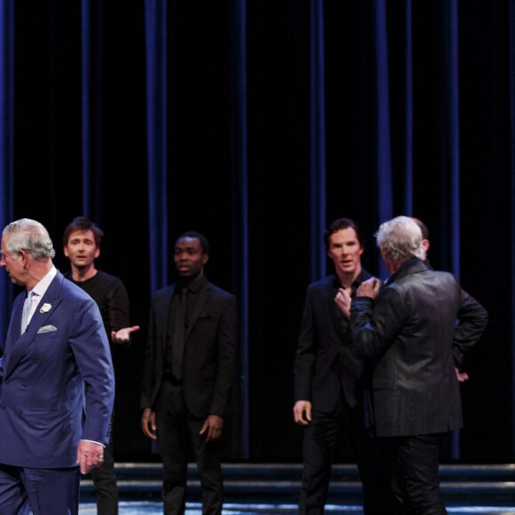 Judi Dench, David Tennant, Benedict Cumberbatch ou encore Ian McKellen entouraient le prince Charles, monté sur scène pour jouer Hamlet aux côtés des comédiens britanniques à l'occasion du 400e anniversaire de la mort de William Shakespeare lors d'une performance exceptionnelle (Shakespeare Live!) au Royal Shakespeare Theatre à Stratford-upon-Avon le 23 avril 2016.