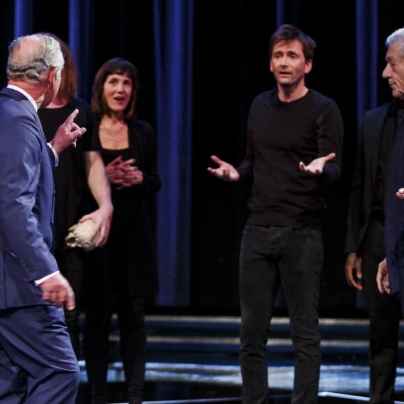 Le prince Charles est monté sur scène pour jouer Hamlet aux côtés des comédiens britanniques à l'occasion du 400e anniversaire de la mort de William Shakespeare lors d'une performance exceptionnelle (Shakespeare Live!) au Royal Shakespeare Theatre à Stratford-upon-Avon le 23 avril 2016.