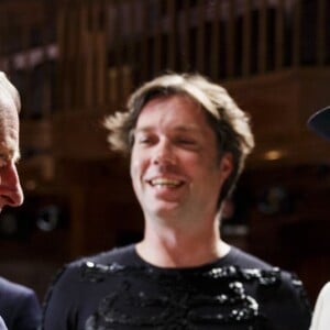 Le prince Charles et Rufus Wainwright (arrière-plan) lors de la représentation de Shakespeare Live!, performance exceptionnelle organisée à l'occasion du 400e anniversaire de la mort de William Shakespeare au Royal Shakespeare Theatre à Stratford-upon-Avon le 23 avril 2016.