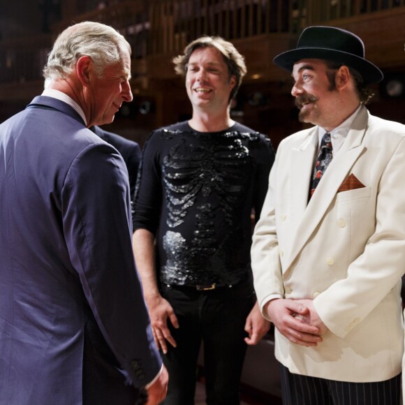 Le prince Charles et Rufus Wainwright (arrière-plan) lors de la représentation de Shakespeare Live!, performance exceptionnelle organisée à l'occasion du 400e anniversaire de la mort de William Shakespeare au Royal Shakespeare Theatre à Stratford-upon-Avon le 23 avril 2016.