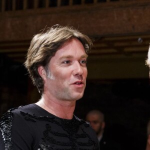 Le prince Charles et Rufus Wainwright lors de la représentation de Shakespeare Live!, performance exceptionnelle organisée à l'occasion du 400e anniversaire de la mort de William Shakespeare au Royal Shakespeare Theatre à Stratford-upon-Avon le 23 avril 2016.