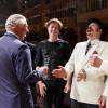 Le prince Charles avec Rufus Wainwright et des comédiens en backstage lors de la représentation de Shakespeare Live!, performance exceptionnelle organisée à l'occasion du 400e anniversaire de la mort de William Shakespeare au Royal Shakespeare Theatre à Stratford-upon-Avon le 23 avril 2016.