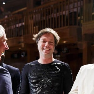 Le prince Charles avec Rufus Wainwright et des comédiens en backstage lors de la représentation de Shakespeare Live!, performance exceptionnelle organisée à l'occasion du 400e anniversaire de la mort de William Shakespeare au Royal Shakespeare Theatre à Stratford-upon-Avon le 23 avril 2016.